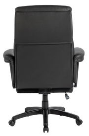 Rückansicht eines schwarzen Chefsessels mit Armlehnen und Rollen