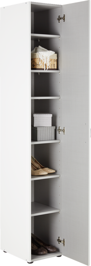 Weißer Mehrzweckschrank mit geöffneter Tür, zeigt mehrere Regalböden mit Schuhen und Aufbewahrungsboxen, seitliche Perspektive