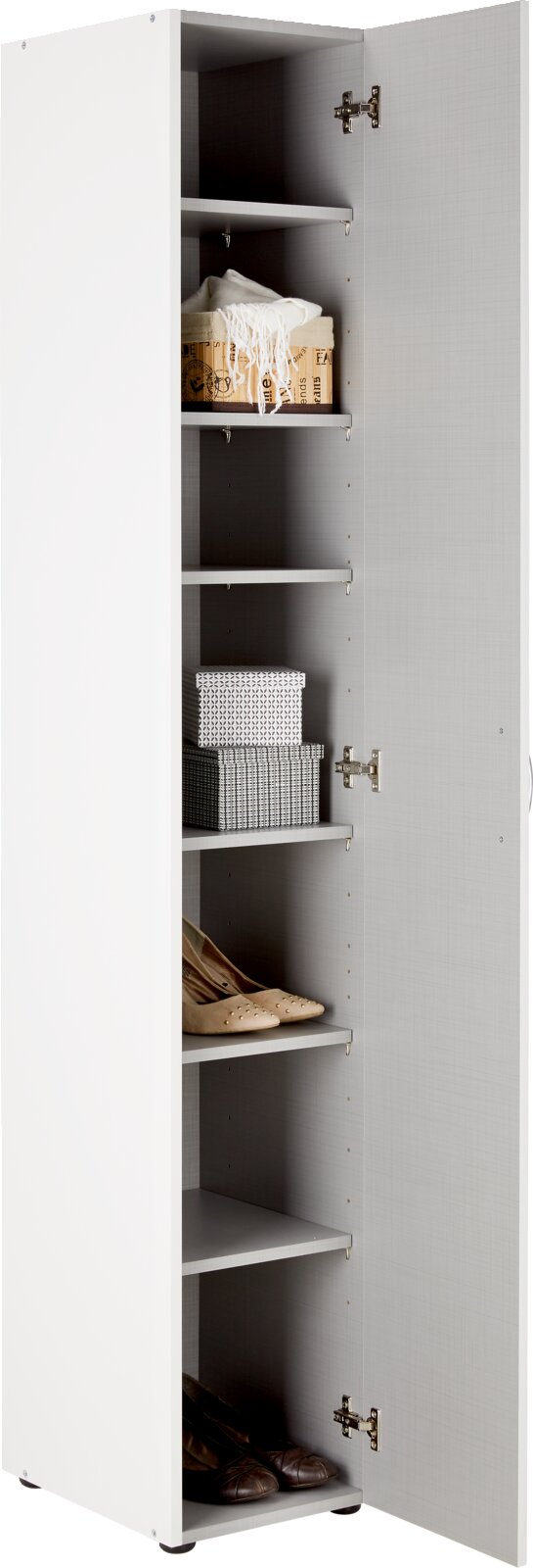 Weißer Mehrzweckschrank mit geöffneter Tür, zeigt mehrere Regalböden mit Schuhen und Aufbewahrungsboxen, seitliche Perspektive