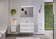 Moderne Badezimmermöbel in Weiß mit Waschbecken, Spiegel und Schränken, frontal betrachtet.