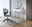 Moderner Drehstuhl mit Netzrückenlehne und gepolstertem Sitz in einem minimalistischen Home-Office, seitliche Perspektive.