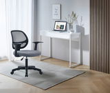 Moderner Drehstuhl mit Netzrückenlehne und gepolstertem Sitz in einem minimalistischen Home-Office, seitliche Perspektive.