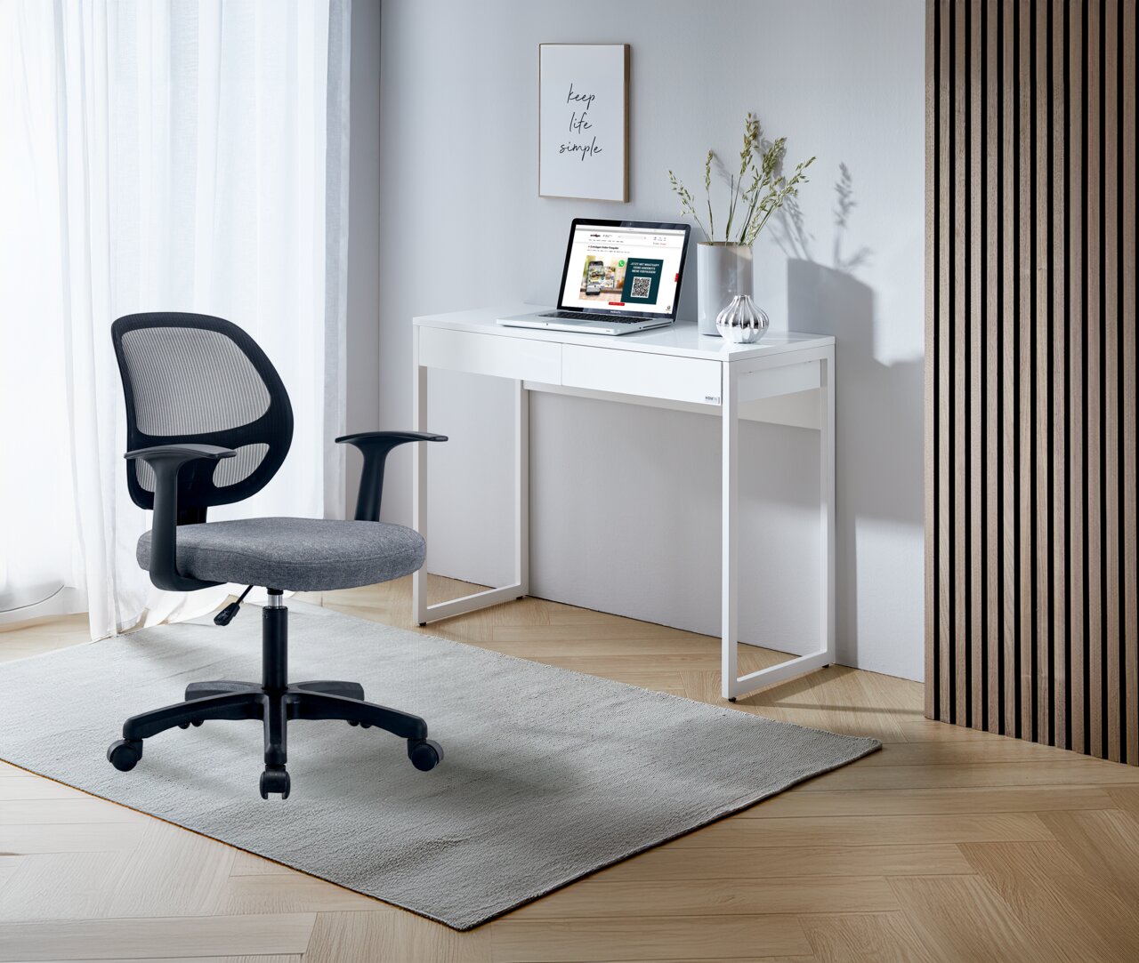 XORA Drehstuhl PARKER Moderner Drehstuhl mit Netzrückenlehne und gepolstertem Sitz in einem minimalistischen Home-Office, seitliche Perspektive.