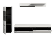 Modernes Wohnzimmermöbel-Set in Weiß und Schwarz: hoher Vitrinenschrank mit Glastür und Schublade, Lowboard mit zwei Schubladen sowie zwei Wandregale, frontal in leichter Schrägansicht auf weißem Hintergrund.