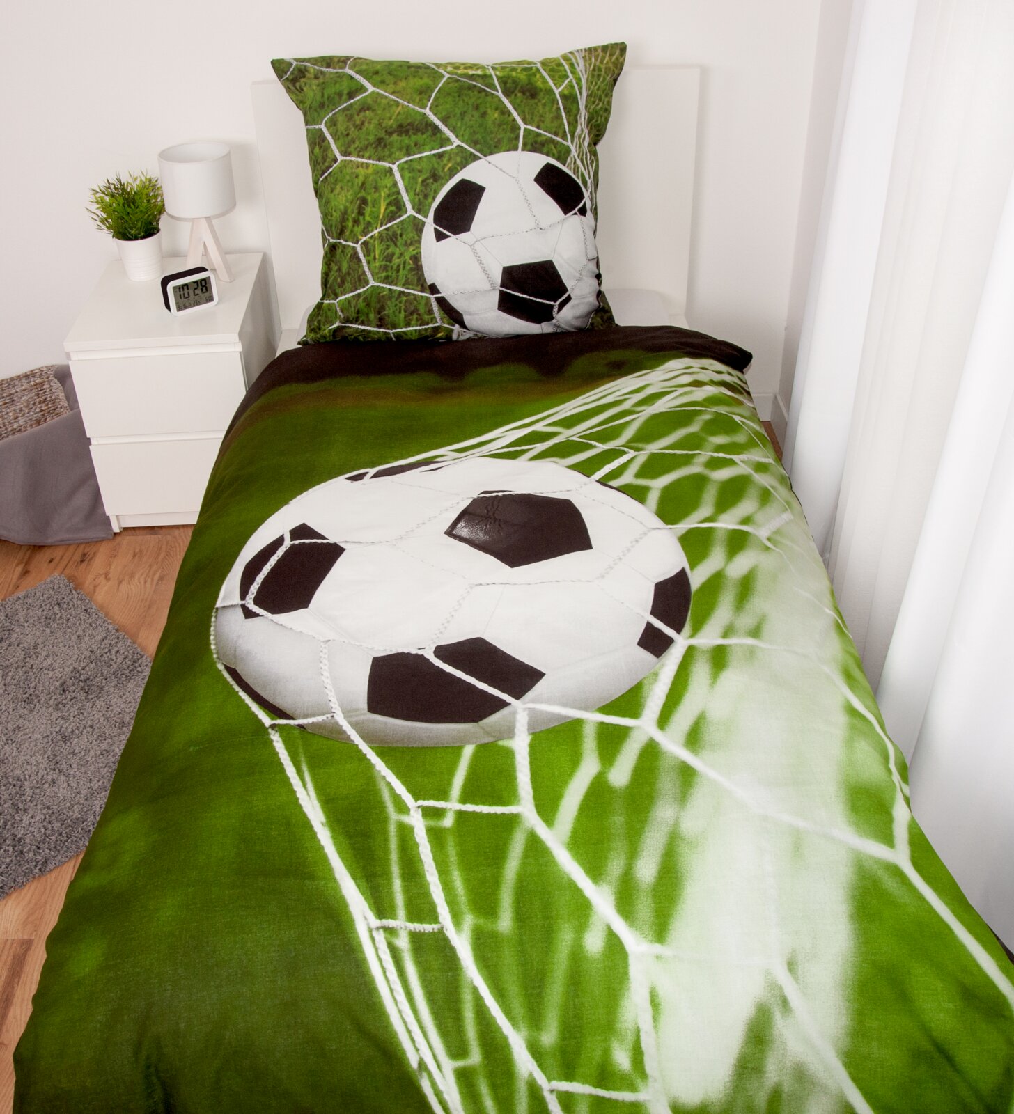 Renforcé-Bettwäsche mit Fußballmotiv, das einen Fußball im Netz zeigt, aus der Vogelperspektive fotografiert.