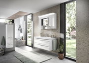 Moderner Badblock in einem stilvollen Badezimmer mit großem Fenster, seitliche Perspektive