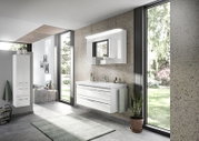Modern badkamerblok in een stijlvolle badkamer met een groot raam, zijaanzicht