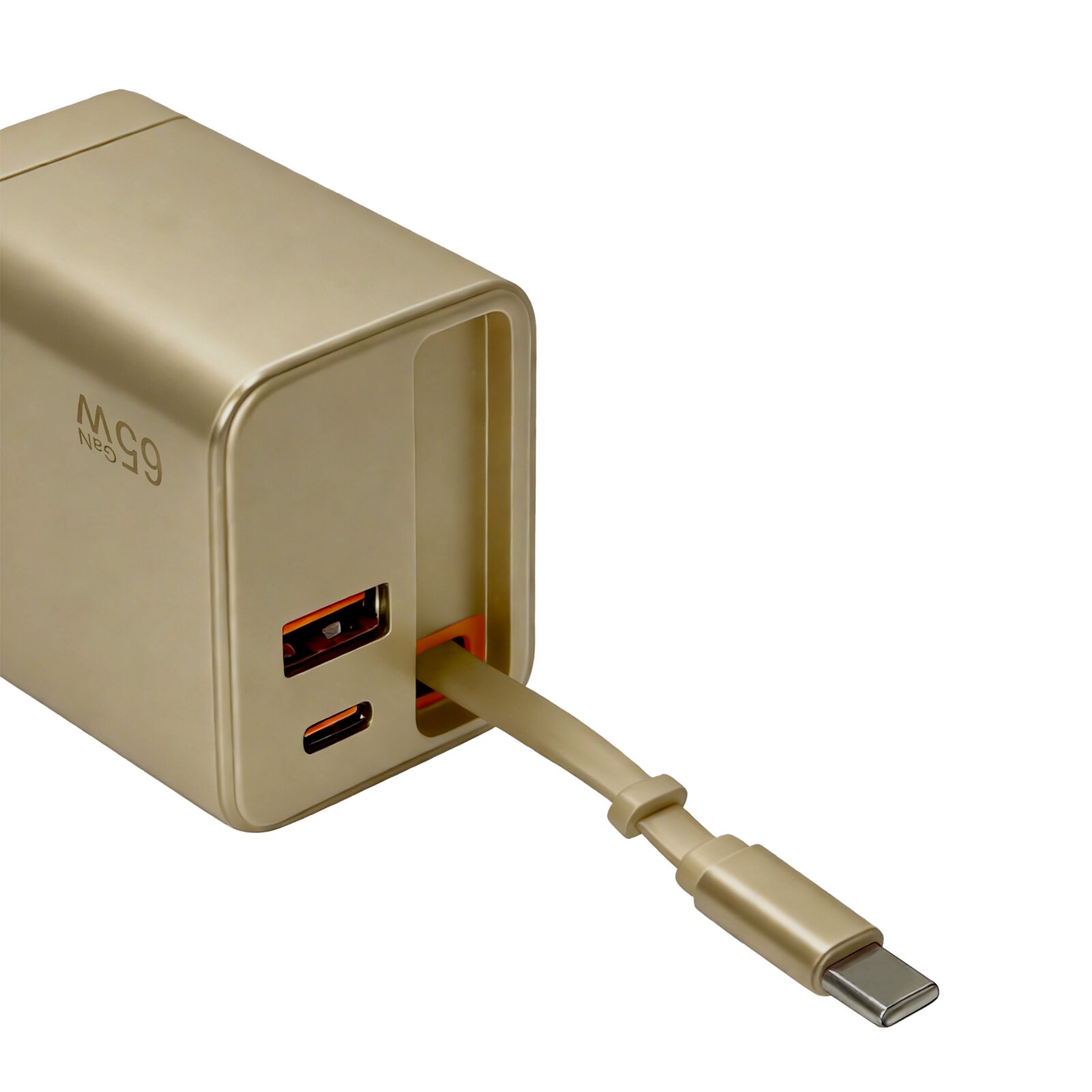 Goldfarbenes Mcdodo Mc99 Neo USB-Ladegerät mit USB-A- und USB-C-Anschluss, mit eingestecktem USB-C-Kabel, in schräger Seitenansicht von vorne auf weißem Hintergrund