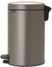 Brauner Treteimer aus Metall, seitliche Perspektive