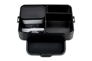Schwarze Bento-Lunchbox mit mehreren Fächern und einem weißen Besteck, aus der Vogelperspektive fotografiert.