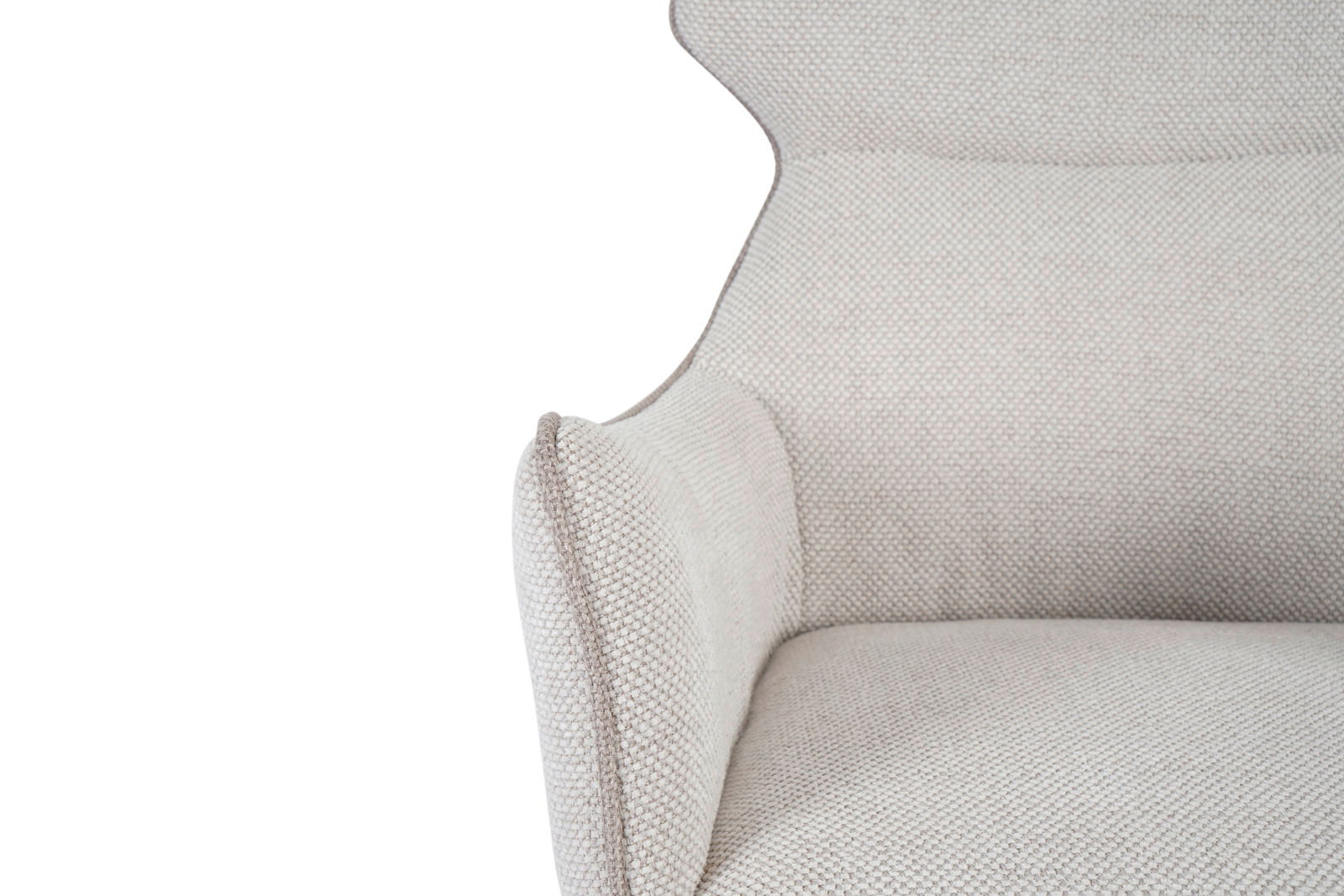 Nahaufnahme eines hellgrauen Armlehnstuhls mit strukturierter Oberfläche, seitliche Perspektive.