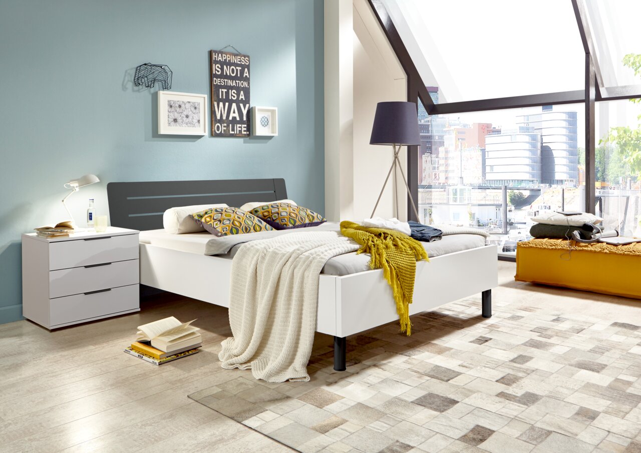 Z2 Futonbett EASY BEDS Modernes Futonbett in einem hellen Schlafzimmer mit großen Fenstern, seitliche Perspektive