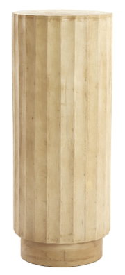 Zylindrischer Beistelltisch/Hocker aus hellem Holz mit vertikalen Lamellen und rundem Sockel, freigestellt auf weißem Hintergrund, Perspektive: frontale Ansicht mit leichtem Blick von oben.
