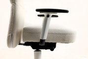 Seitenansicht eines ergonomischen Bürostuhls mit hellbeigem Bouclé-Bezug, hoher Rückenlehne und verstellbarer Armlehne mit schwarzer Auflage vor weißem Hintergrund