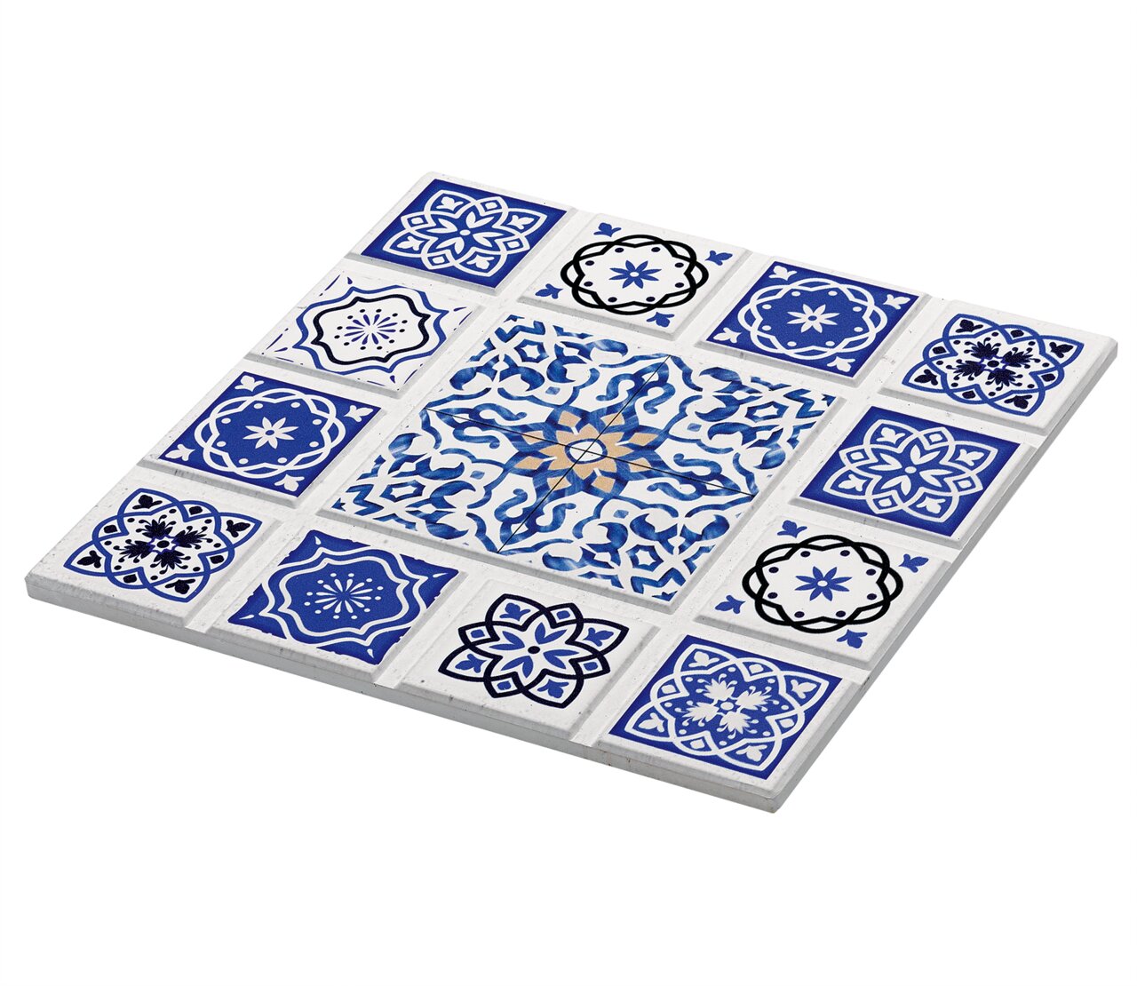 Untersetzer mit blau-weißen Mosaikmustern, aus schräger Perspektive fotografiert.