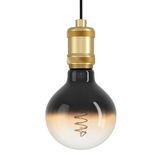 Nahaufnahme einer Pendelleuchte mit goldener Fassung und schwarz-goldenem Glühbirnendesign, von vorne betrachtet.