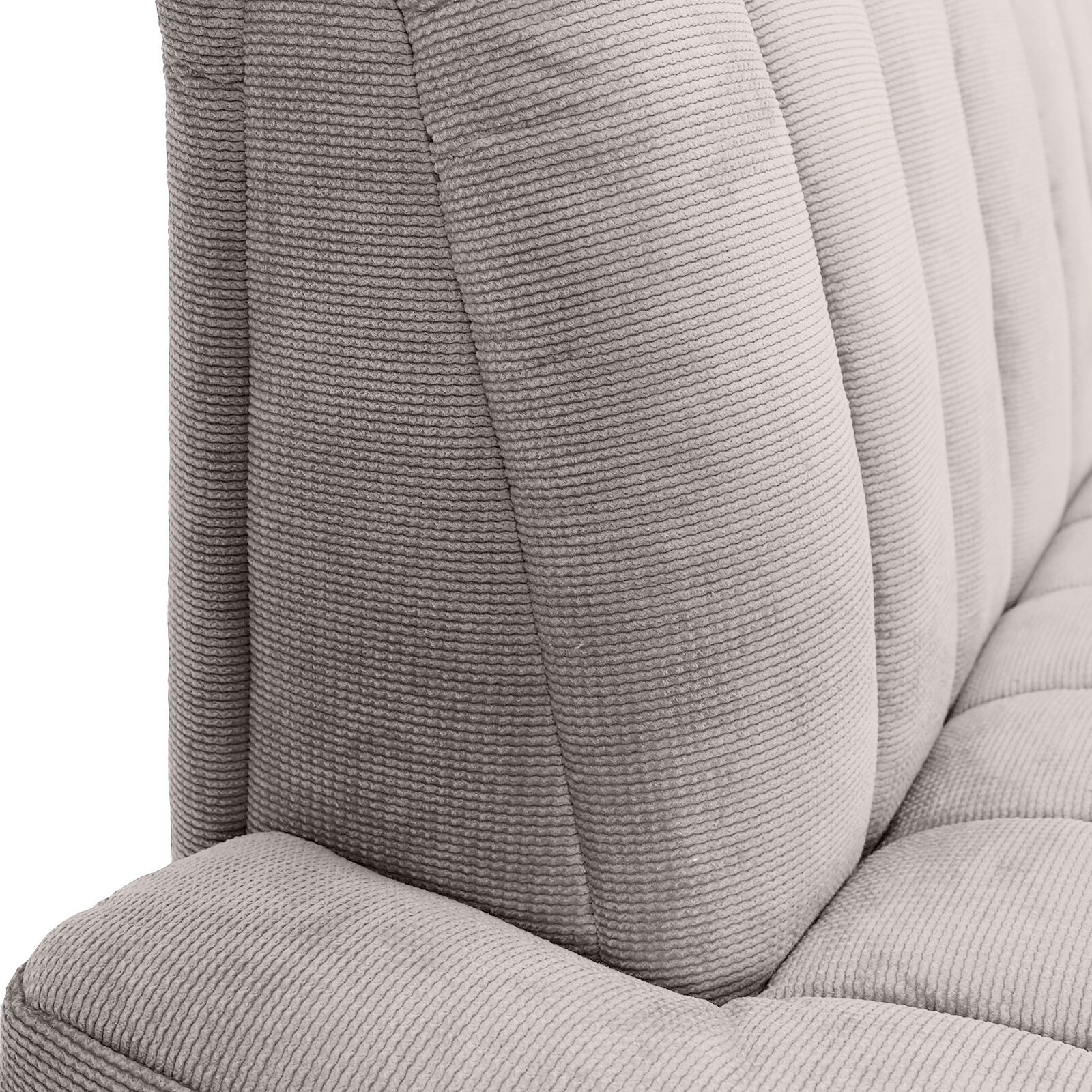 Nahaufnahme einer grauen, strukturierten 2,5er-Sitzbank mit vertikalen Nähten, seitliche Perspektive
