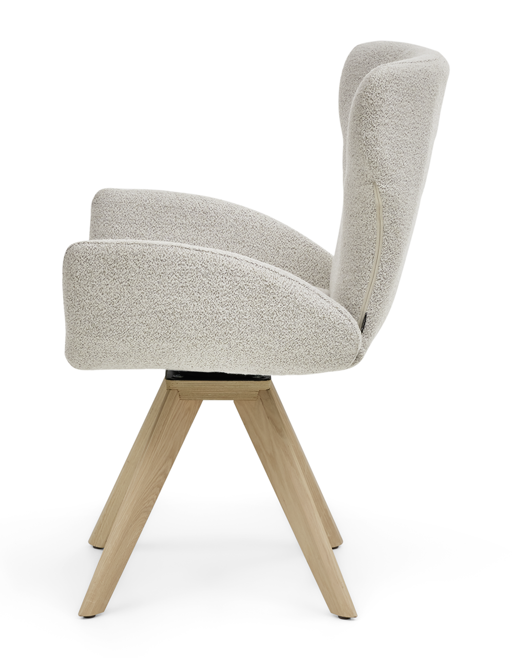 Seitenansicht eines modernen Armlehnstuhls mit hellem Stoffbezug und Holzbeinen.