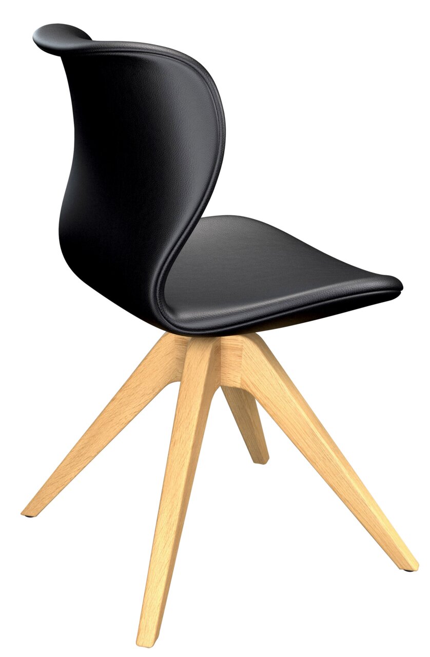 Moderner Stuhl mit schwarzem Sitz und Rückenlehne aus Kunststoff, auf einem stabilen Holzgestell. Perspektive von schräg hinten.