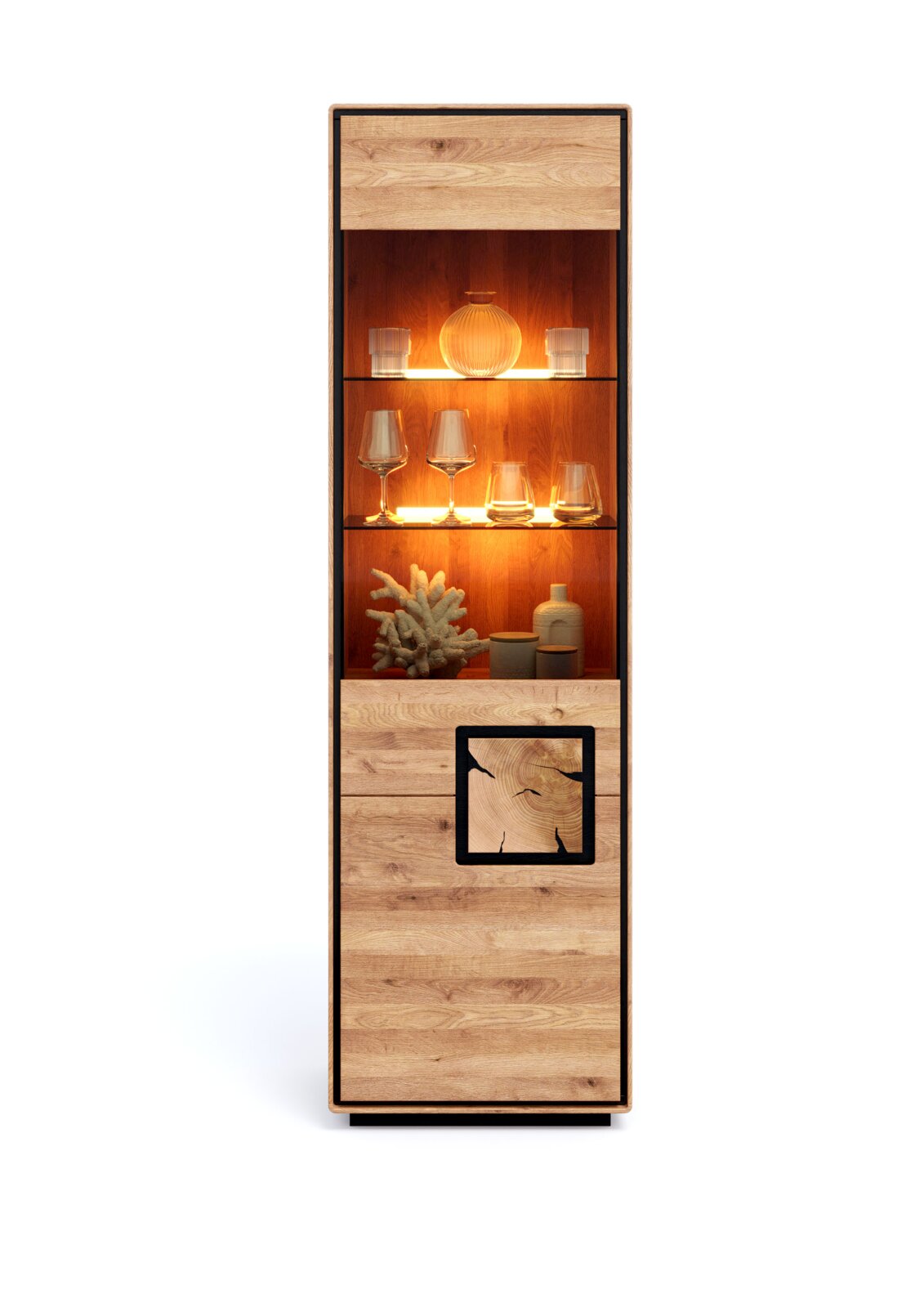 Hohe, schmale Vitrine aus hellem Holz mit schwarzem Rahmen, beleuchteten Glasböden und Dekoration, frontal in gerader Vorderansicht vor weißem Hintergrund