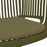 Nahaufnahme eines grünen Stapelsessels mit gepolstertem Sitzkissen, seitliche Perspektive