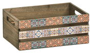 Holzkiste mit buntem Mosaikmuster, seitliche Perspektive