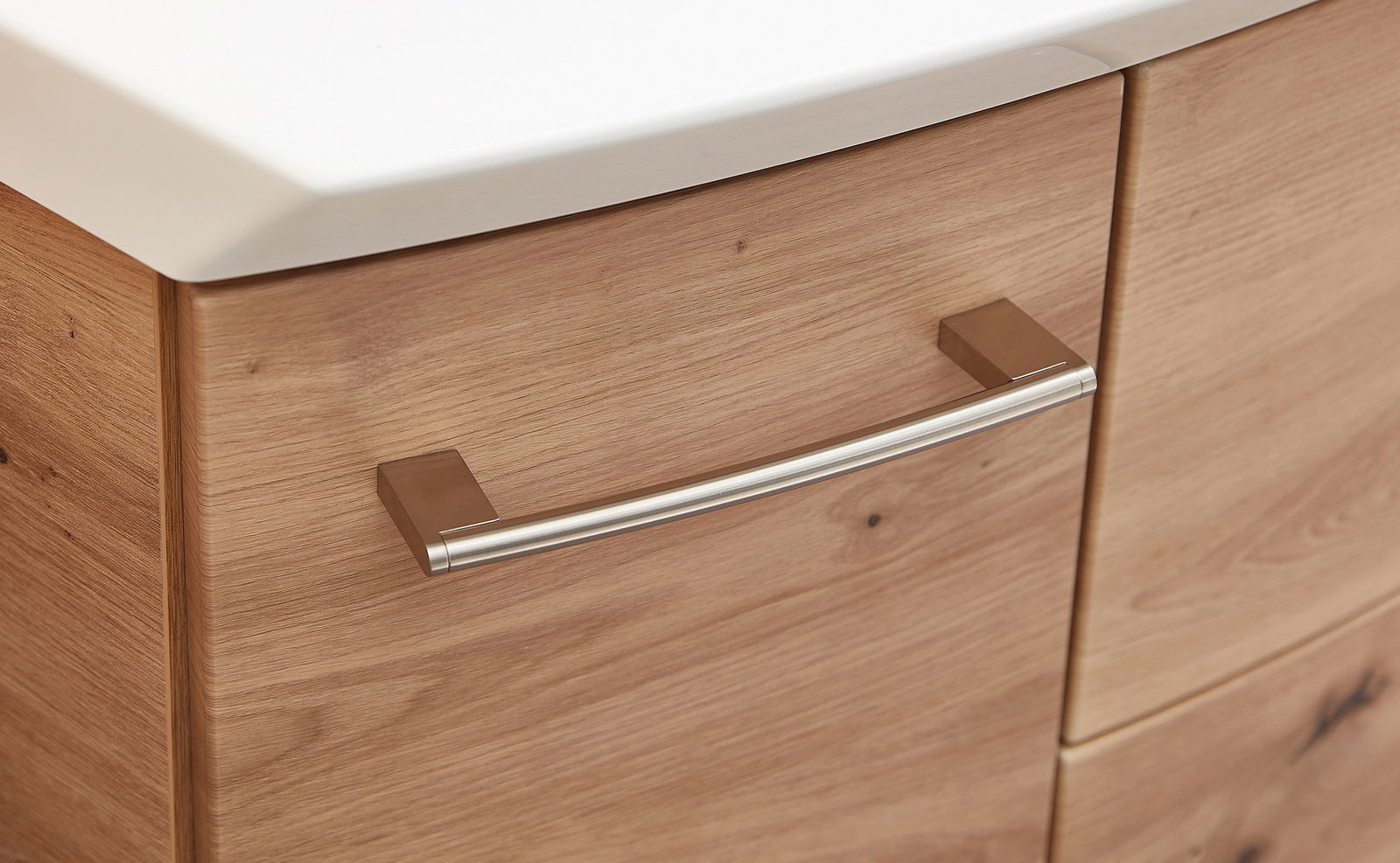 Nahaufnahme eines Holz-Badezimmerschranks mit gebürstetem Metallgriff, seitliche Perspektive