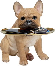 Deko-Figur eines sitzenden Bulldoggen-Butlers mit einem goldenen Tablett im Maul, darauf liegen Schlüssel und ein Smartphone. Frontalansicht.