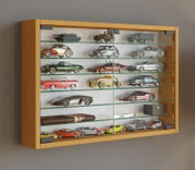 Wandvitrine mit Holzrahmen und Glasschiebetüren, gefüllt mit Modellautos auf mehreren Glasböden, schräg von vorn links fotografiert.