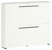 Weißer Schuhschrank mit zwei Klappen und schwarzen Griffen, seitliche Perspektive