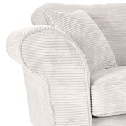 Nahaufnahme eines hellgrauen 3-Sitzer Sofas mit geripptem Stoffbezug und Kissen, seitliche Perspektive