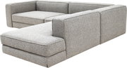 Modernes graues Stoff-Ecksofa mit Chaiselongue links und breiten Armlehnen, Ansicht schräg von vorne rechts