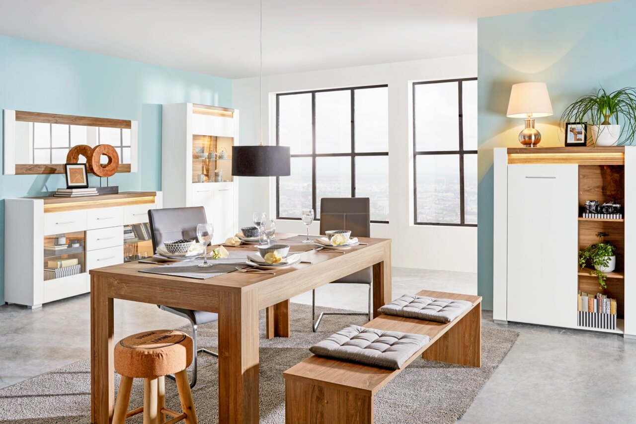 Esszimmer mit modernem Sideboard in Weiß und Holzoptik, seitliche Perspektive