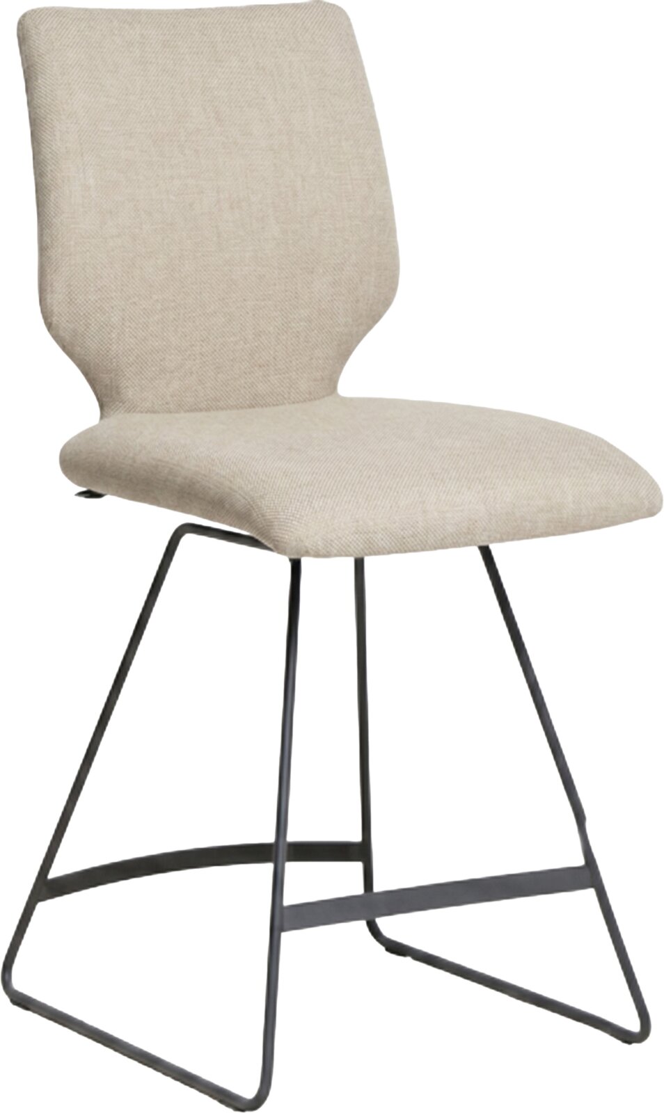 Beige gestoffeerde barkruk met rugleuning en zwart metalen sledeframe, schuin van voren gefotografeerd op witte achtergrond