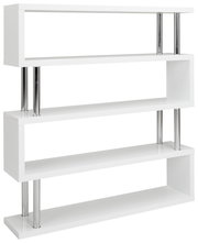 Modernes, weißes Regal mit vier offenen Ablagen und silbernen Metallstützen, seitliche Perspektive.