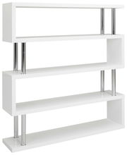 Modernes, weißes Regal mit vier offenen Ablagen und silbernen Metallstützen, seitliche Perspektive.