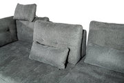 Graues Sofa mit verstellbaren Kopfstützen und Kissen, Perspektive von oben.