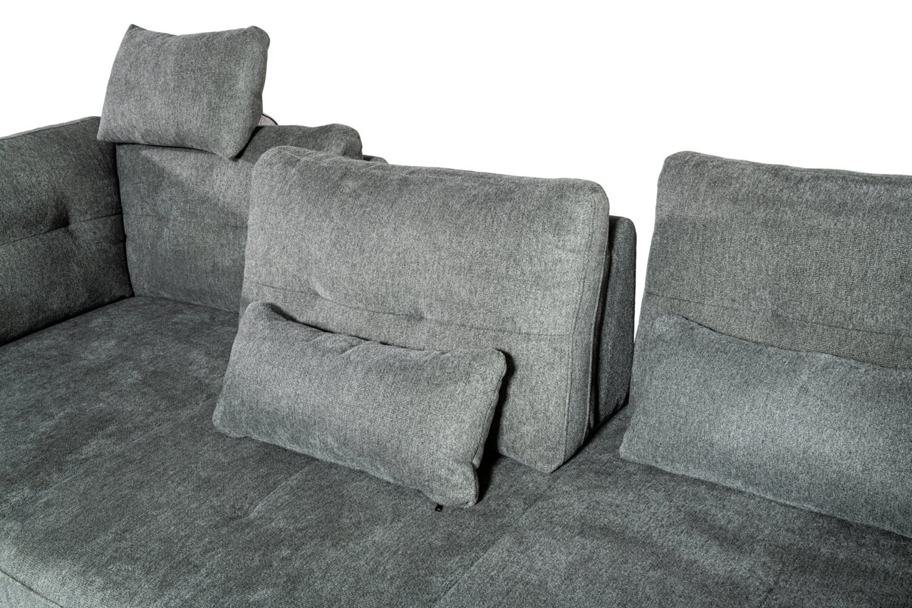 Graues Sofa mit verstellbaren Kopfstützen und Kissen, Perspektive von oben.
