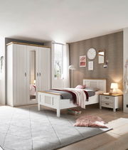 Schlafzimmer mit weißem Kleiderschrank, Einzelbett und Nachttisch aus Holz, moderne Dekoration, seitliche Perspektive