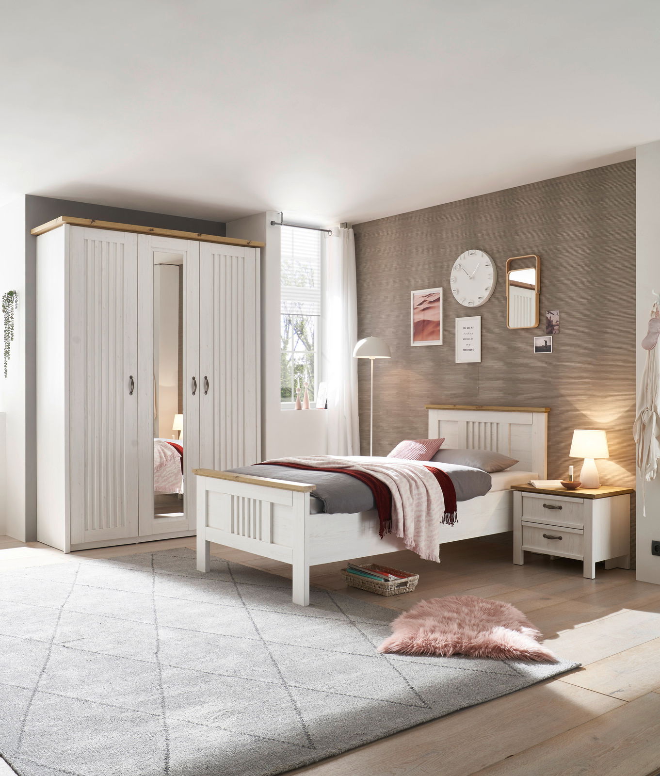 Schlafzimmer mit weißem Kleiderschrank, Einzelbett und Nachttisch aus Holz, moderne Dekoration, seitliche Perspektive