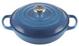 Blaue Le Creuset Gusseisen-Kasserolle mit Deckel, von oben betrachtet, 26 cm Durchmesser.