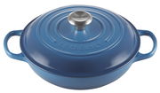 Blaue Le Creuset Gusseisen-Kasserolle mit Deckel, von oben betrachtet, 26 cm Durchmesser.