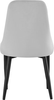 Beiger Polsterstuhl mit schwarzem Vierbein-Gestell, Rückansicht in frontaler Perspektive vor weißem Hintergrund