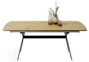 Moderner Esstisch aus Holz mit Metallbeinen, dekoriert mit Glasvasen, Frontalansicht.