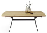 Moderner Esstisch aus Holz mit Metallbeinen, dekoriert mit Glasvasen, Frontalansicht.