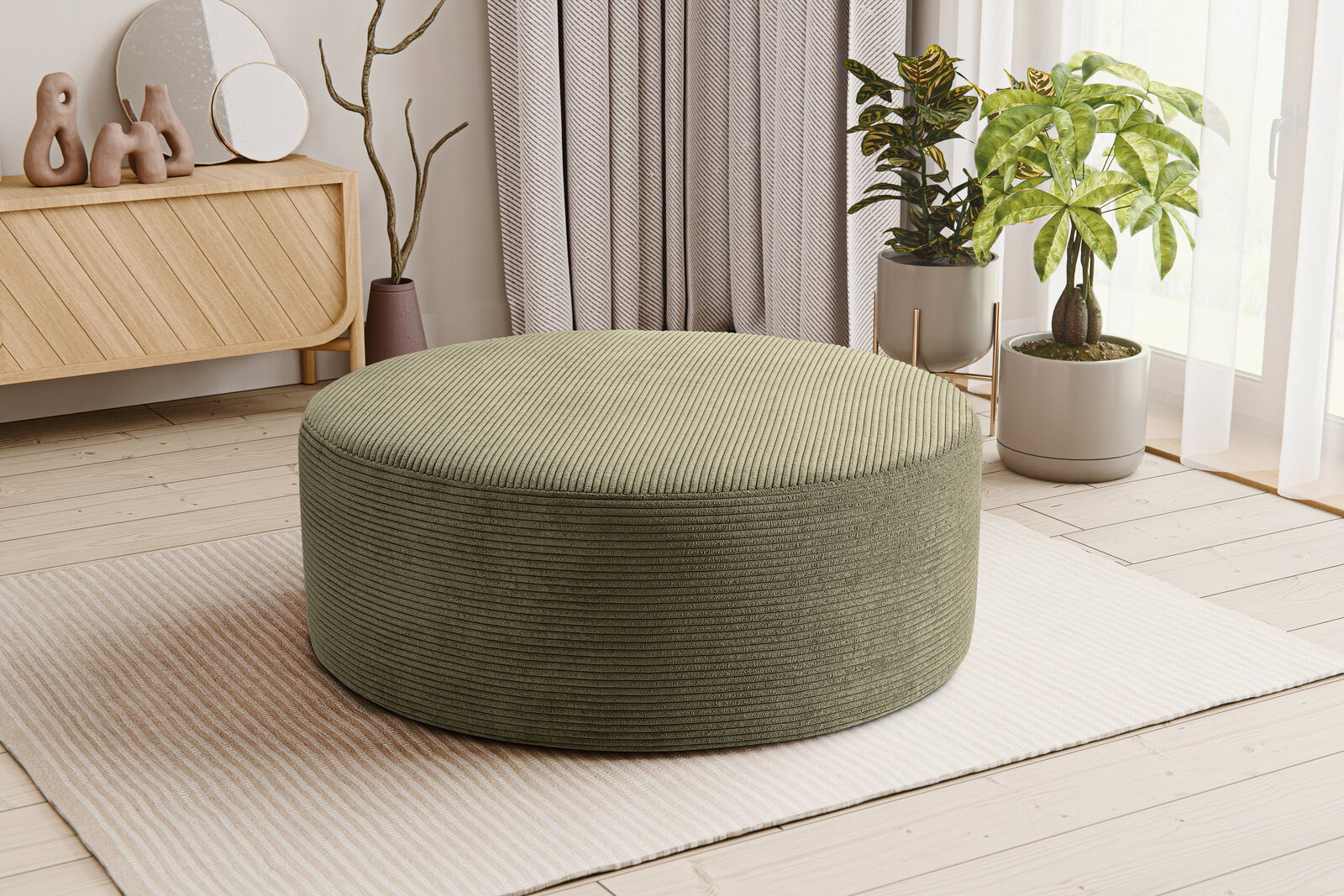 Runder, olivgrüner Cord-Sitzpouf im Wohnzimmer auf hellem Teppich, seitliche Perspektive auf das Produkt.