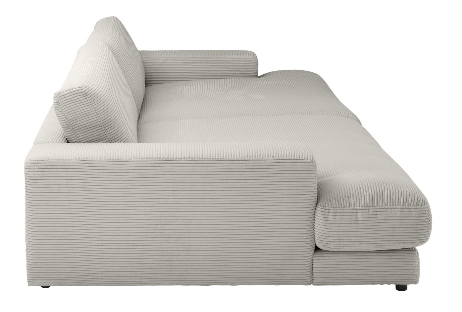 Seitenansicht eines kleinen Megasofas mit hellgrauem, geripptem Stoffbezug und breiten Armlehnen.