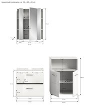 Badkombination bestehend aus einem Spiegelschrank, einem Waschbeckenunterschrank und einem Hochschrank, frontal abgebildet. Der Spiegelschrank hat drei Türen, der Waschbeckenunterschrank zwei Schubladen und der Hochschrank offene und geschlossene Fächer.