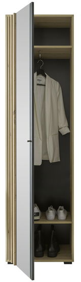 Offener Garderobenschrank mit Spiegel an der Tür, zeigt eine hängende Jacke und Schuhe auf zwei Regalböden, Perspektive von vorne.