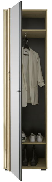 Offener Garderobenschrank mit Spiegel an der Tür, zeigt eine hängende Jacke und Schuhe auf zwei Regalböden, Perspektive von vorne.